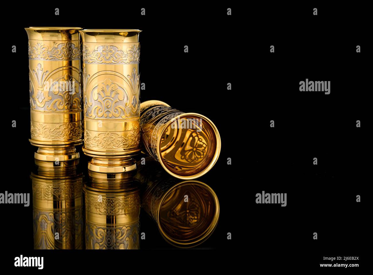 Vintage Metal Chalice Goblet Metal Wine Glass Decoration European Style Home Bar Drinkware Home Decor High Quality Gifts