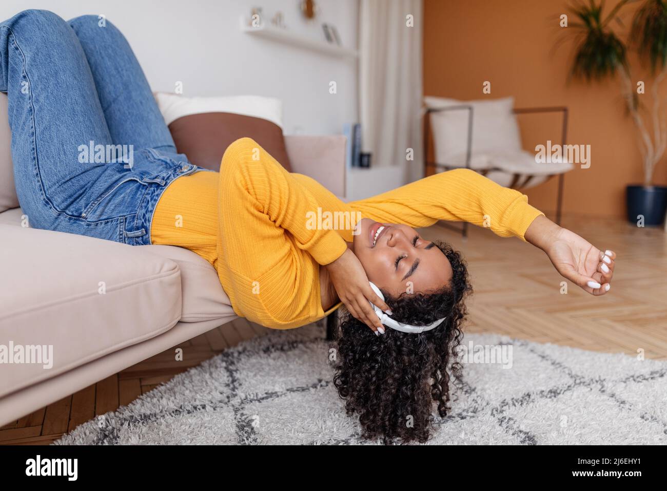 Black woman with headphones hi-res stock photography and images - Alamy