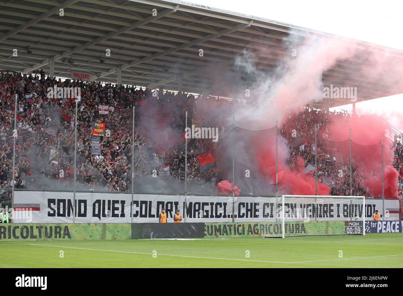 U.S. Cremonese fans show their support before the match during US Cremonese  vs Ascoli Calcio, Italian soccer Serie B match in Cremona, Italy, April 30  2022 Stock Photo - Alamy