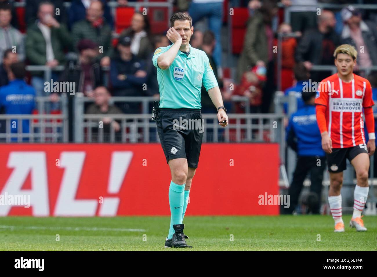 EINDHOVEN, NETHERLANDS - MAY 1: referee  Jochem Kamphuis during the Dutch Eredivisie match between PSV and Willem II at Philips Stadion on May 1, 2022 in Eindhoven, Netherlands (Photo by Geert van Erven/Orange Pictures) Stock Photo