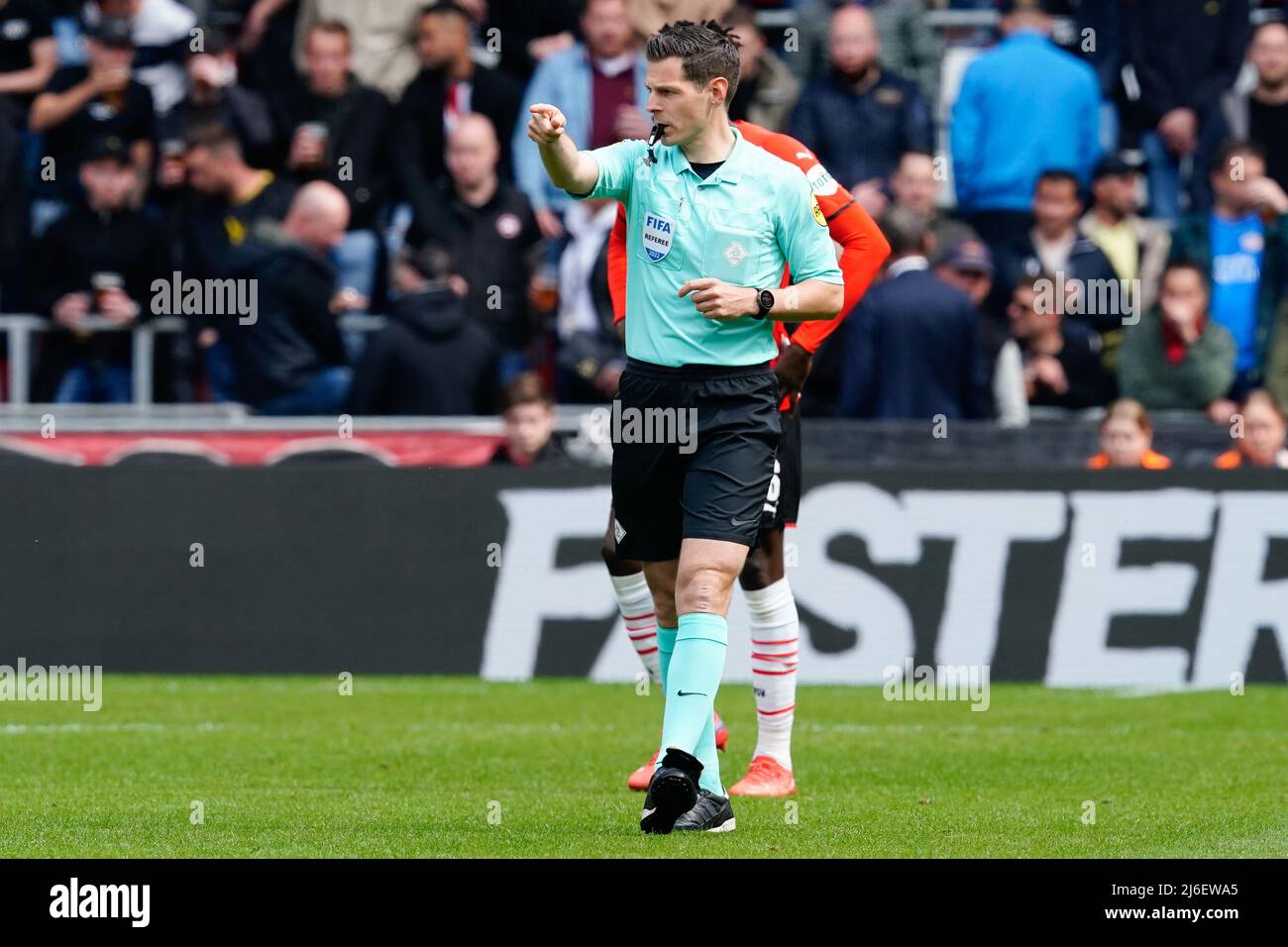 EINDHOVEN, NETHERLANDS - MAY 1: referee  Jochem Kamphuis during the Dutch Eredivisie match between PSV and Willem II at Philips Stadion on May 1, 2022 in Eindhoven, Netherlands (Photo by Geert van Erven/Orange Pictures) Stock Photo