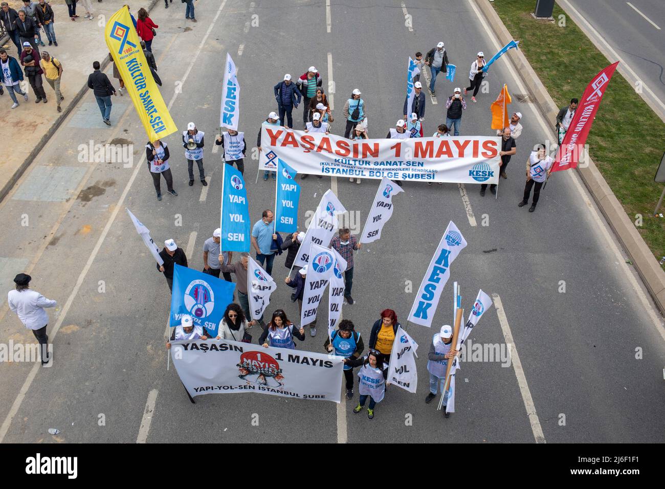 May 1, 2022: While the Governorship of Istanbul did not allow the celebration of May 1 in Taksim this year, workers, unions, labor organizations and political parties who wanted to celebrate May 1, May Day, The International Day of Labour, gathered in the rally area in Maltepe, Istanbul, Turkey on May 1, 2022. Bandista and Ruhi Su Friends Choir took the stage and sang their anthems and songs in the meeting area, which was filled with thousands. (Credit Image: © Tolga Ildun/ZUMA Press Wire) Stock Photo