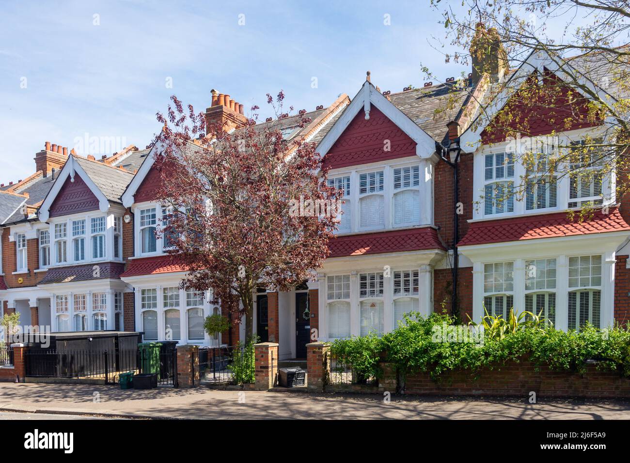 Casa Britânica Amarela Com Plantas Fora Das Janelas Imagem de Stock -  Imagem de londres, urbano: 204969287