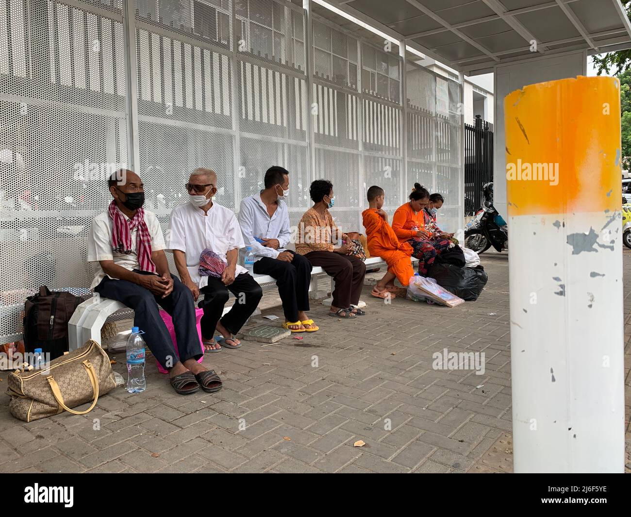 (220501) -- PHNOM PENH, May 1, 2022 (Xinhua) -- Passengers wait for city bus at a bus stop in Phnom Penh, Cambodia on April 29, 2022.  TO GO WITH 'Rising fuel prices push people in Cambodian capital to use public transport' (Photo by Van Pov/Xinhua) Stock Photo