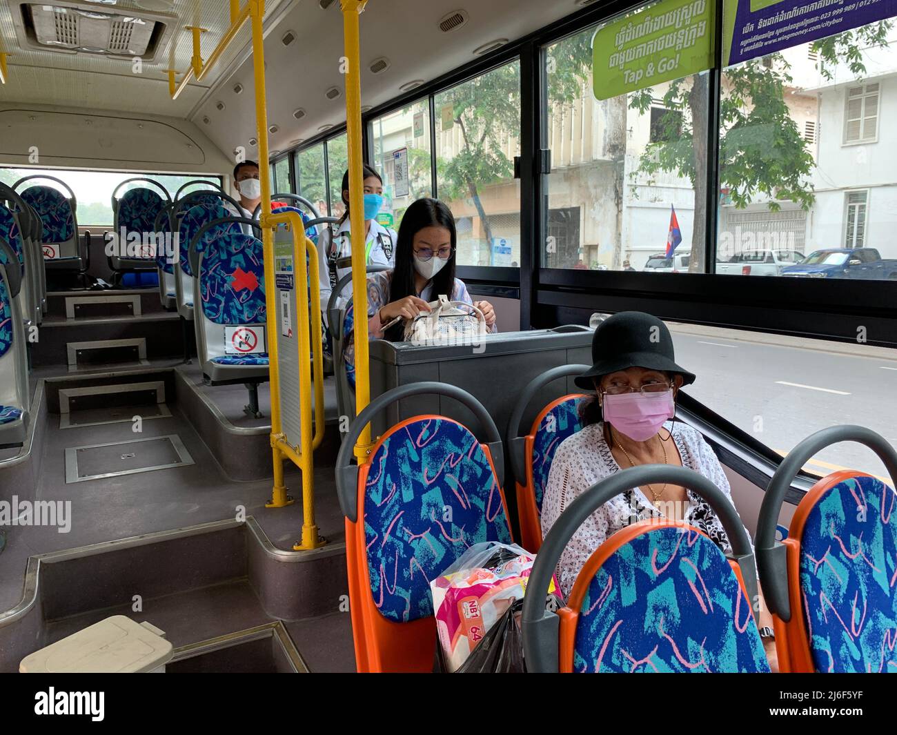 (220501) -- PHNOM PENH, May 1, 2022 (Xinhua) -- Passengers take a city bus in Phnom Penh, Cambodia on April 29, 2022.  TO GO WITH 'Rising fuel prices push people in Cambodian capital to use public transport' (Photo by Van Pov/Xinhua) Stock Photo