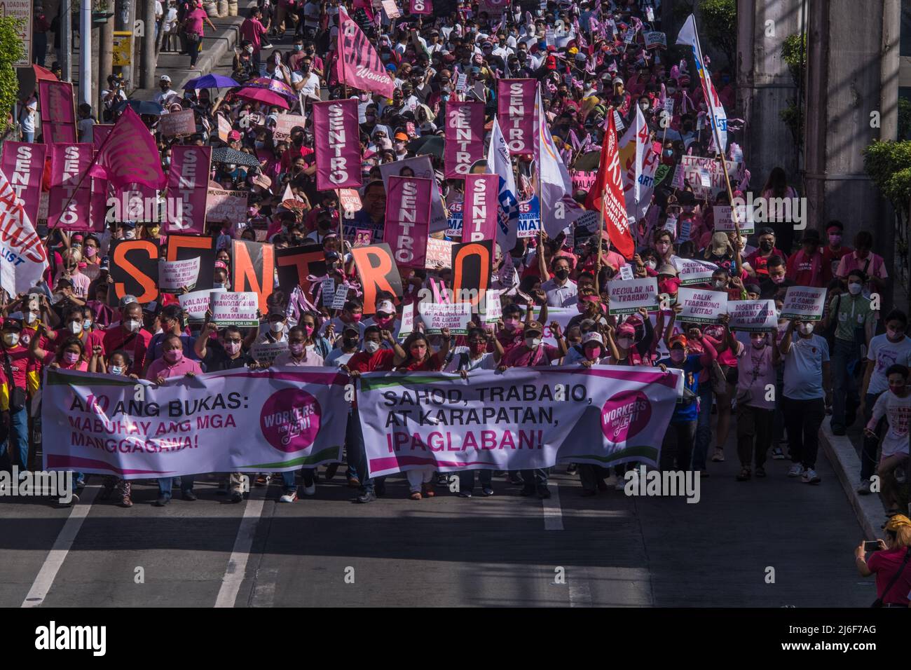 Labourers, political workers, and other sectors take part in a rally campaigning the Leni-Kiko tandem on International Labor Day (Photo by John Michael Saavedra/Pacific Press) Stock Photo