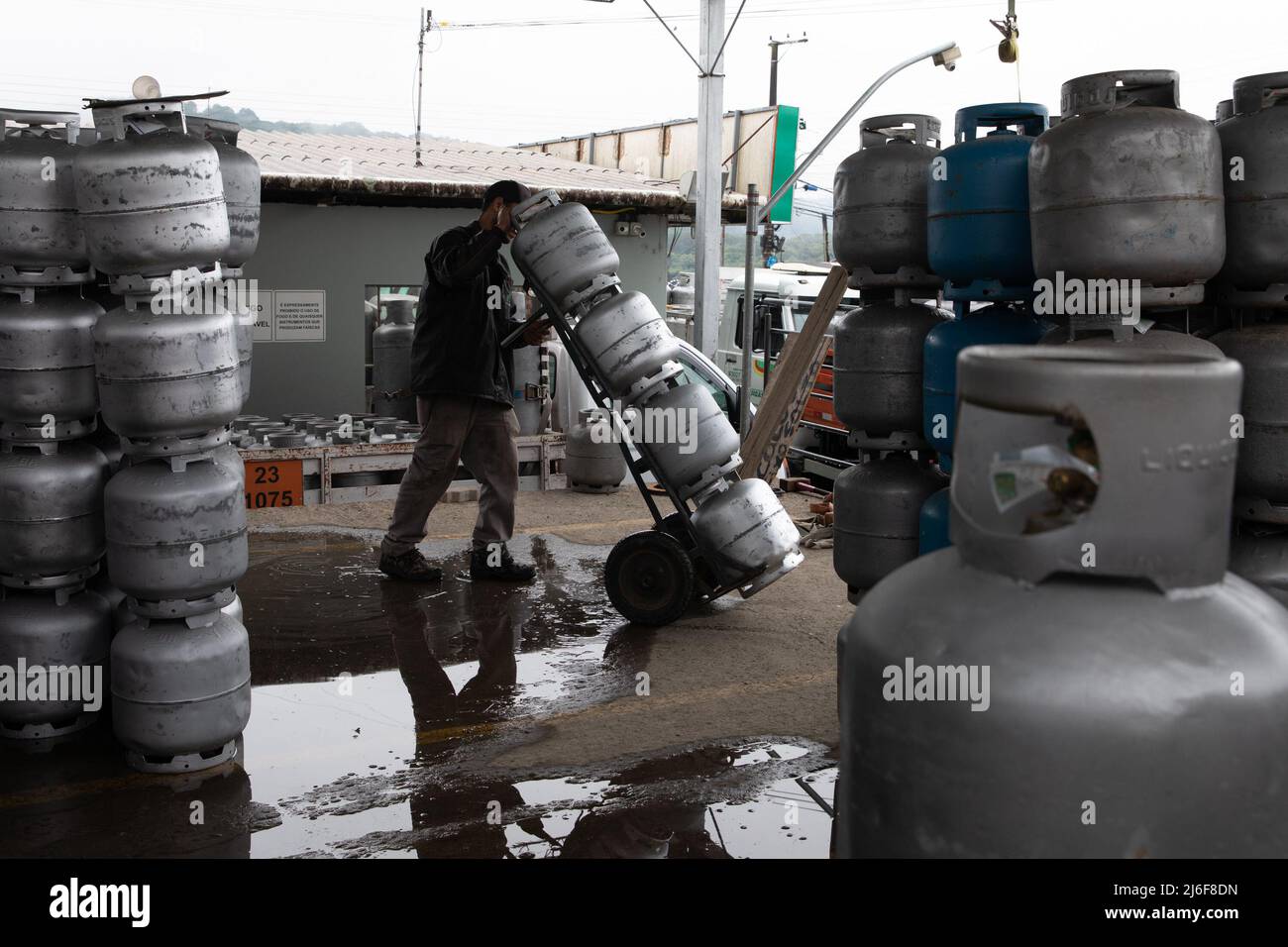 (220501) -- CAXIAS DO SUL, May 1, 2022 (Xinhua) -- A worker is seen at a gas distribution center in Caxias do Sul, Brazil's state of Rio Grande do Sul, on May 1, 2022.  Petrobras announced on April 29 that the price of natural gas sold to dealers will increase by 19 percent from May 1 in view of changes in Brent crude oil prices and exchange rates. (Xinhua/Wang Tiancong) Stock Photo
