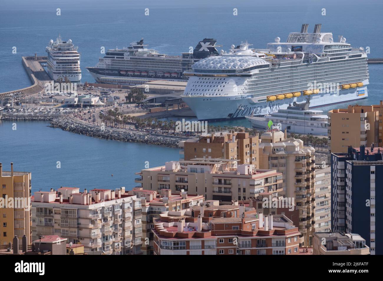 Wonder of the Seas, the world's largest cruise ship for first stop in ...