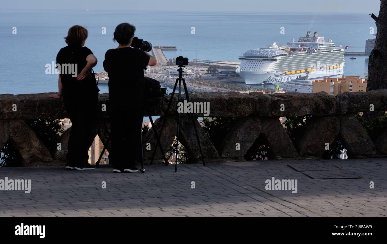 Wonder of the Seas, the world's largest cruise ship for first stop in ...