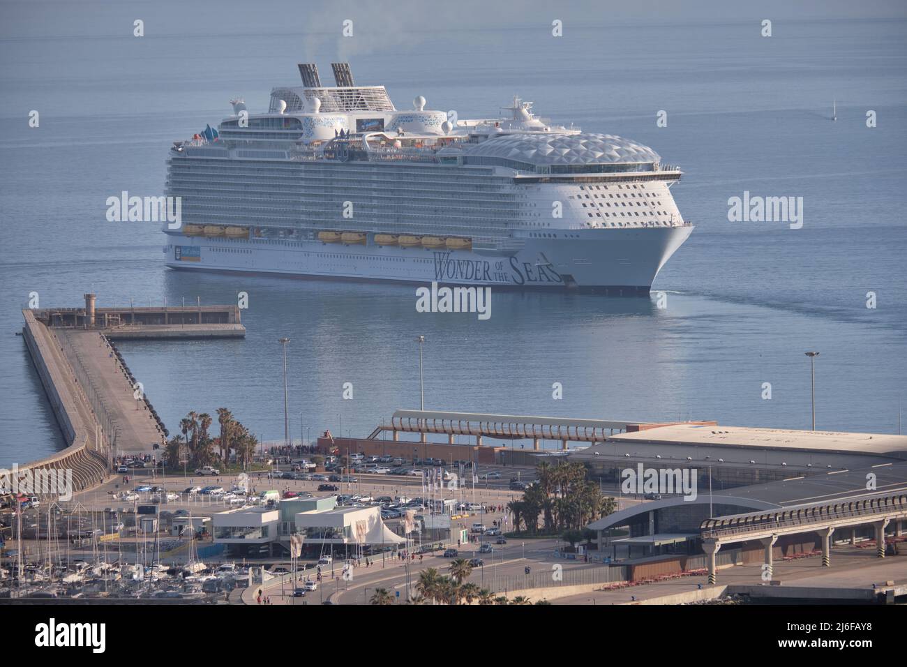 Wonder of the Seas, the world's largest cruise ship for first stop in ...