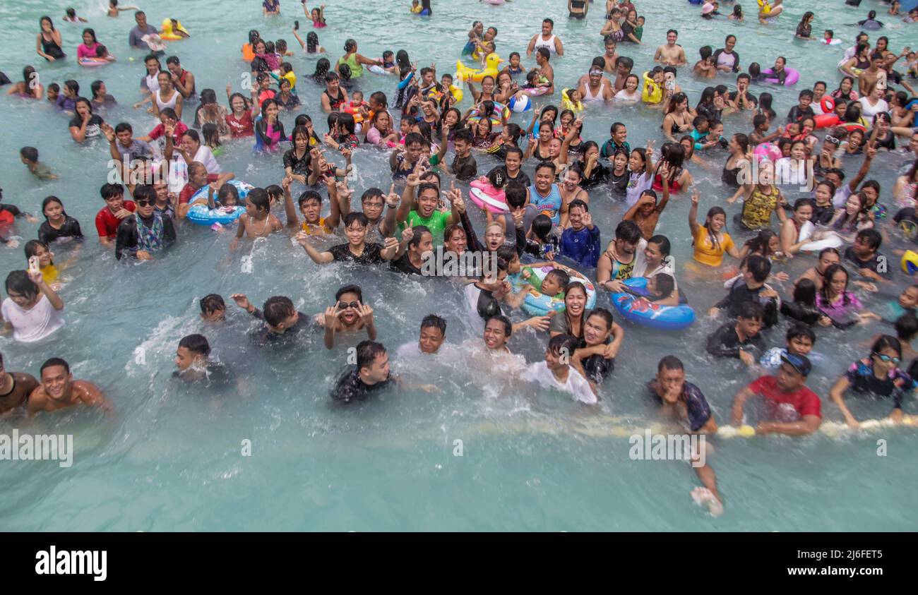 April 30, 2022, Rodriguez, Province of Rizal, Philippines: Due to the heat, people are now flocking to beach resorts and swimming pools at the same time as putting Metro Manila on alert number 1 status of the covid 19 pandemic, but the government has warned to continue implementing the health protocol due to the findings new covid 19 variant. (Credit Image: © Edd Castro/Pacific Press via ZUMA Press Wire) Stock Photo