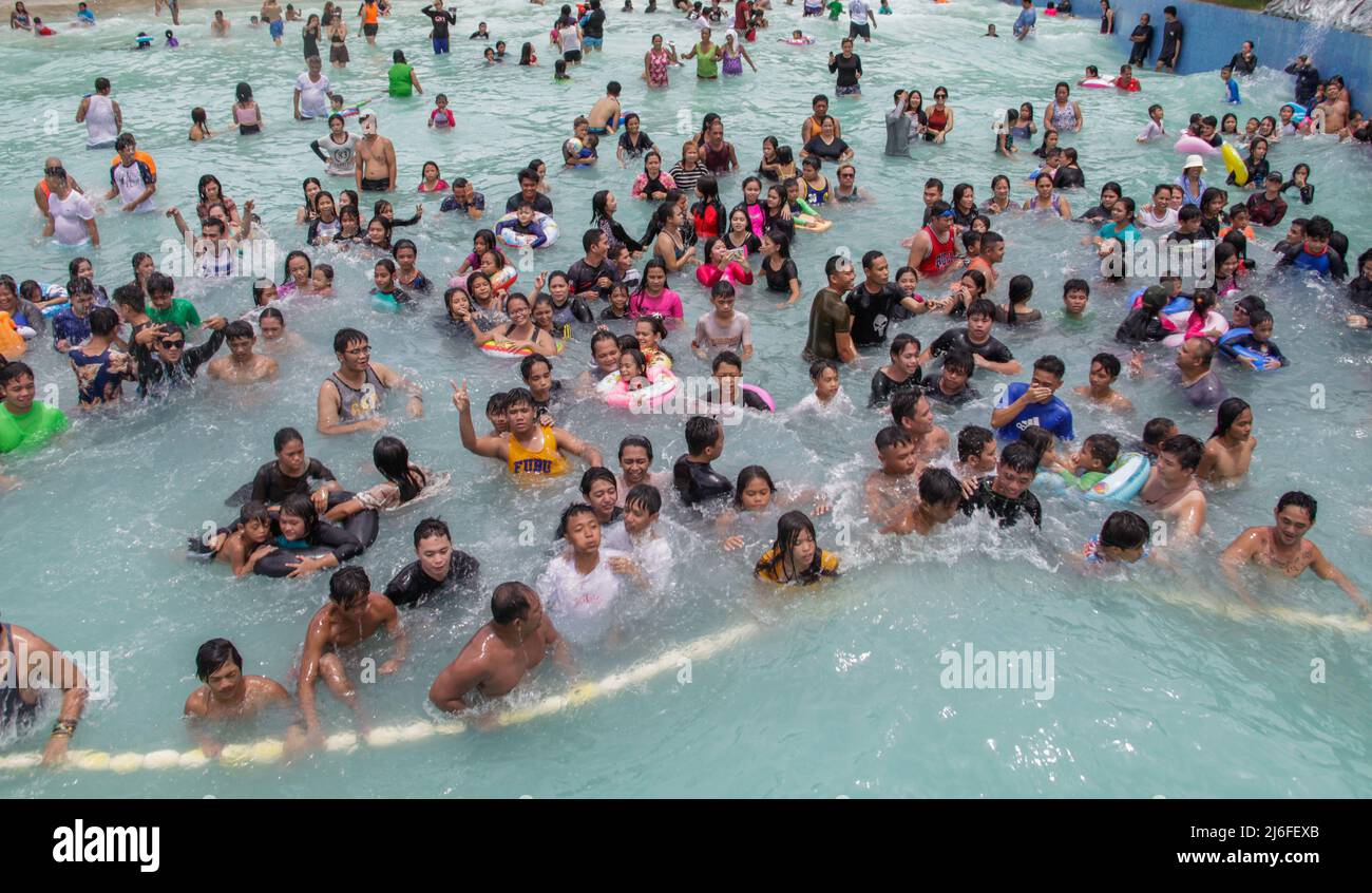 April 30, 2022, Rodriguez, Province of Rizal, Philippines: Due to the heat, people are now flocking to beach resorts and swimming pools at the same time as putting Metro Manila on alert number 1 status of the covid 19 pandemic, but the government has warned to continue implementing the health protocol due to the findings new covid 19 variant. (Credit Image: © Edd Castro/Pacific Press via ZUMA Press Wire) Stock Photo