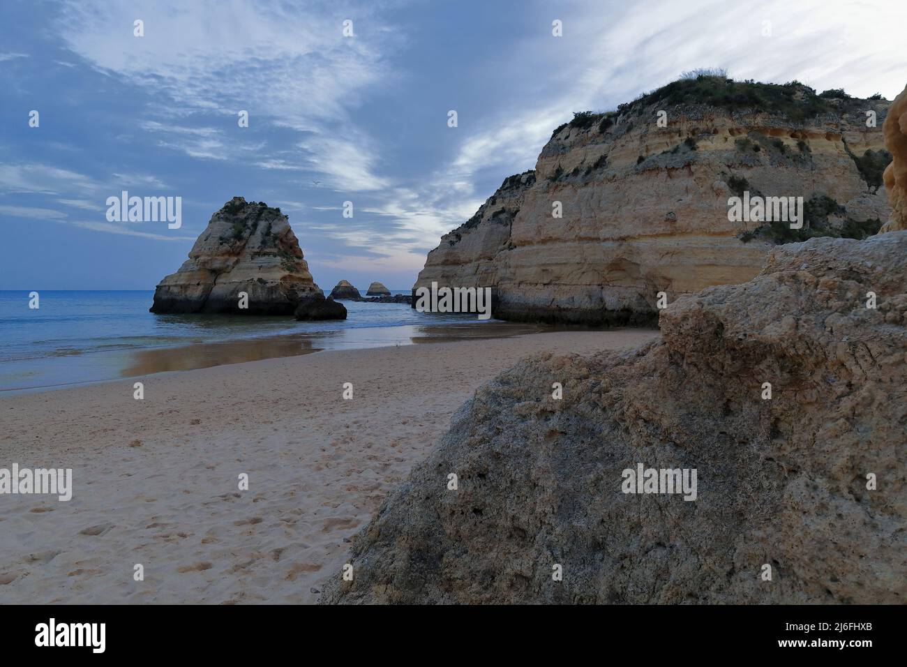 rock-formations-praia-da-rocha-beach-miradouro-dos-tres-castelos