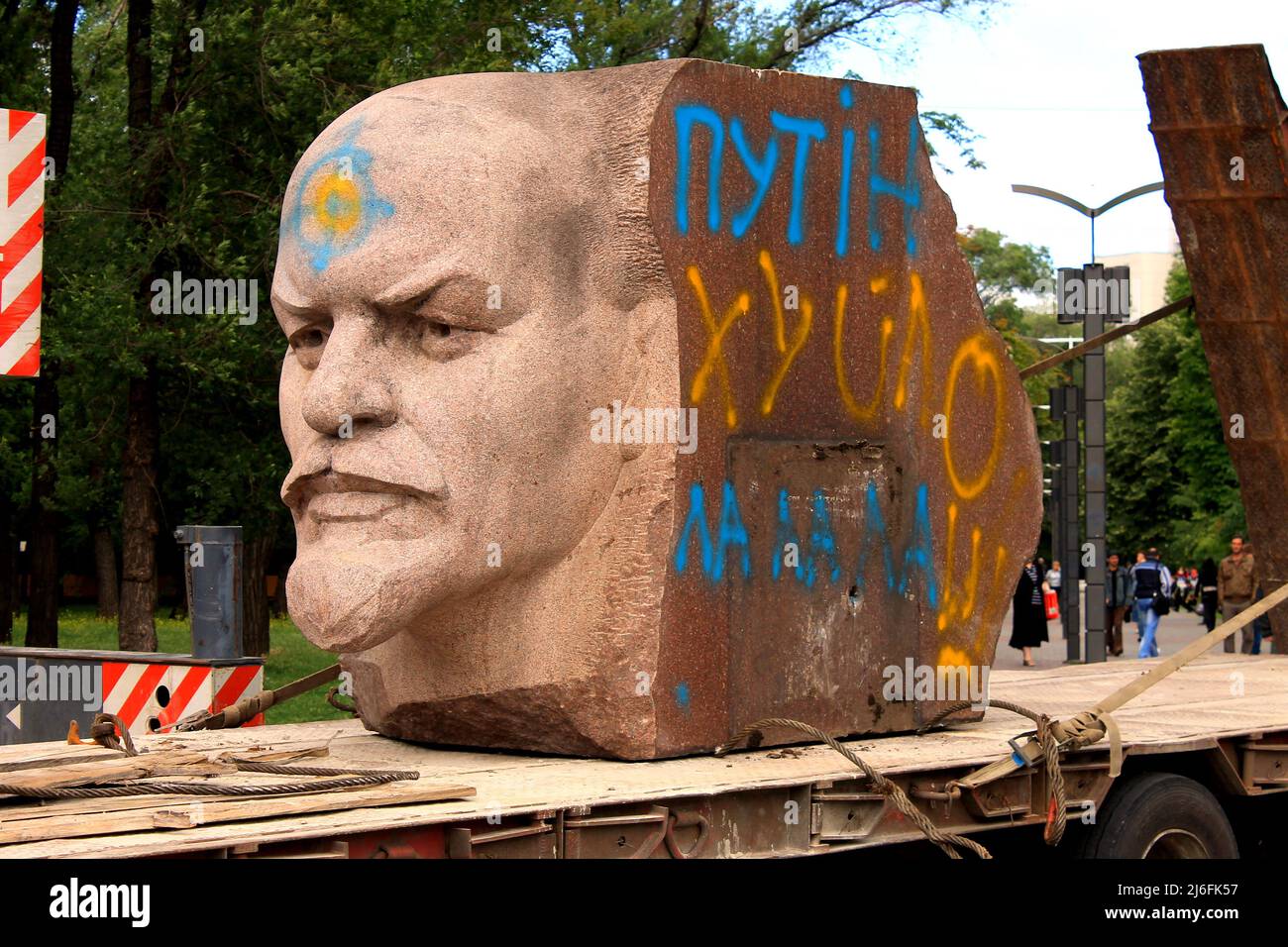 In Dnipro, Ukraine, monument to communist Lenin is being demolished