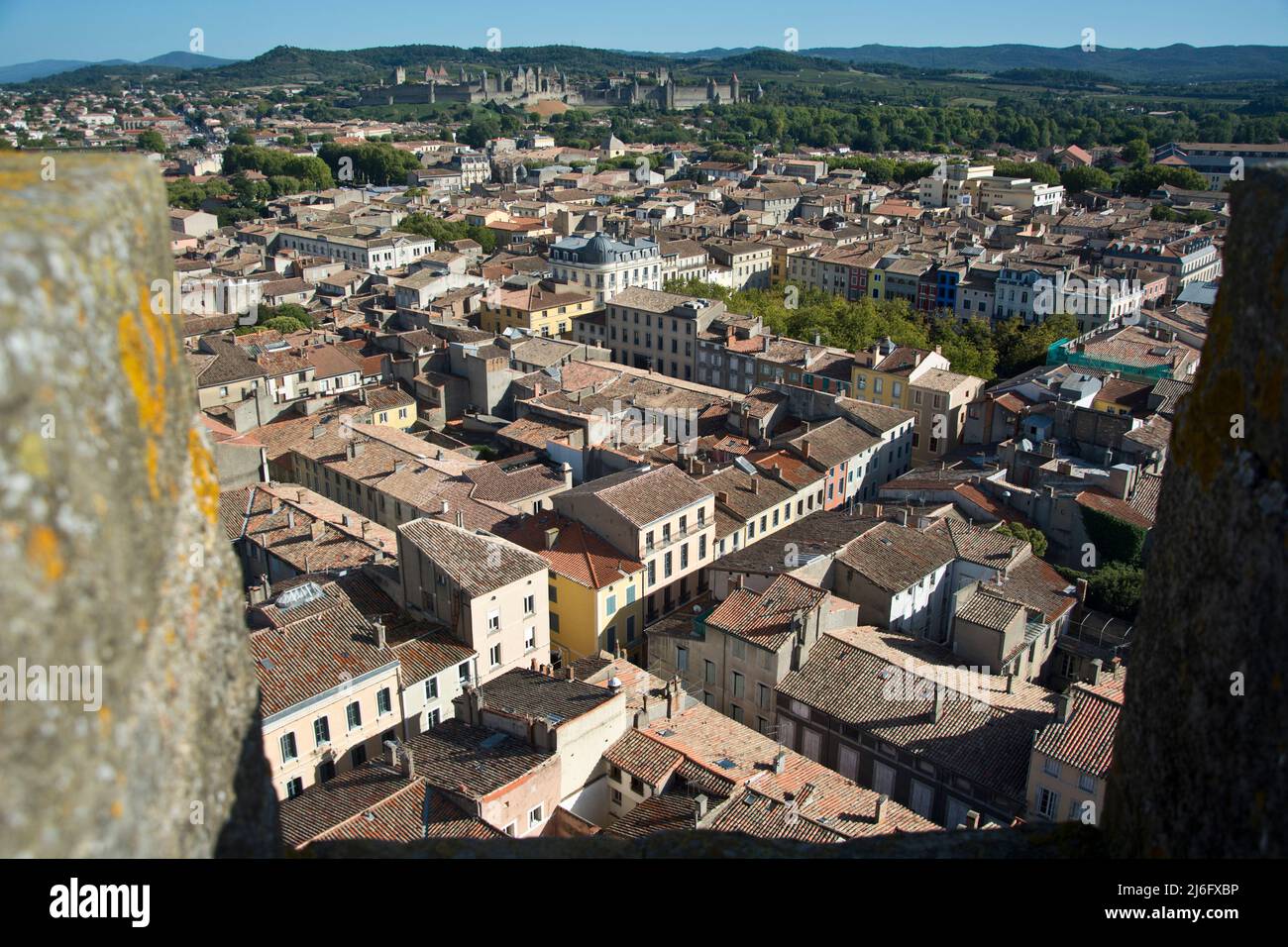 Faszinierender Blick vom Turm der Kirche Sanit-Vincent über die Altstadt auf die Festung von Carcassonne Stock Photo
