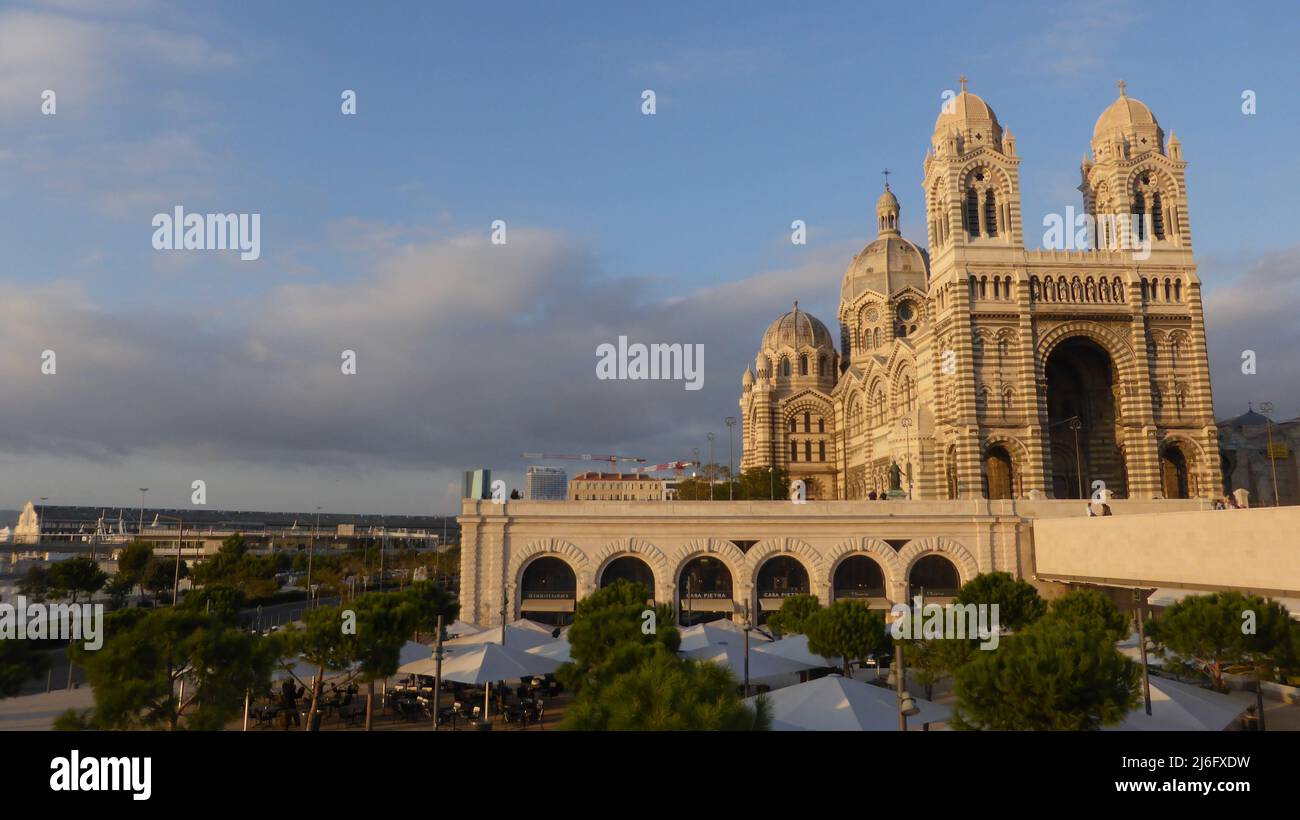 Der neu gestaltete Hafen von Marseille mit dem Musem, dem Tour Fanal und der Kathedrale Stock Photo