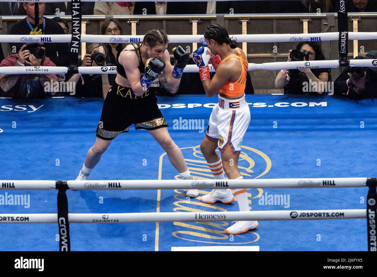 New York, USA. April 30, 2022, New York, New York, United States: Katie Taylor of Ireland in black firghts Amanda Serrano of Purto Rico (lives in Brooklyn, NY right now) in orange top for Undisputed World Lightweight championship at MSG. Katie Taylor won by split decision by judges. (Credit Image: © Lev Radin/Pacific Press via ZUMA Press Wire) Credit: ZUMA Press, Inc./Alamy Live News Stock Photo