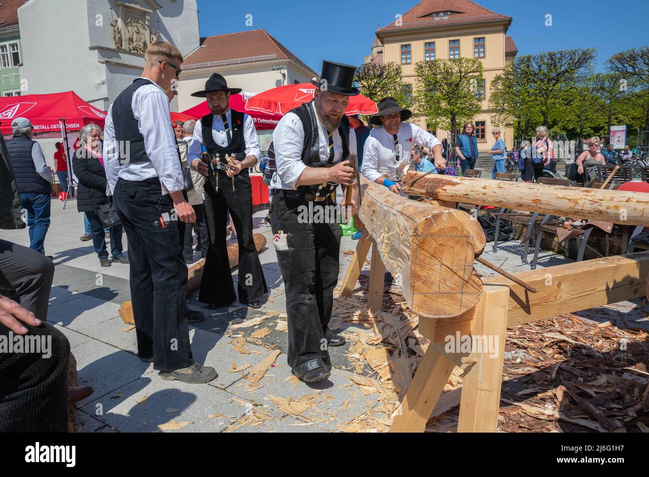 Zimmerleute auf Wanderschaft bei der Mai-Kundgebung auf dem Kornmarkt. Bautzen, 01.05.2022 Stock ...