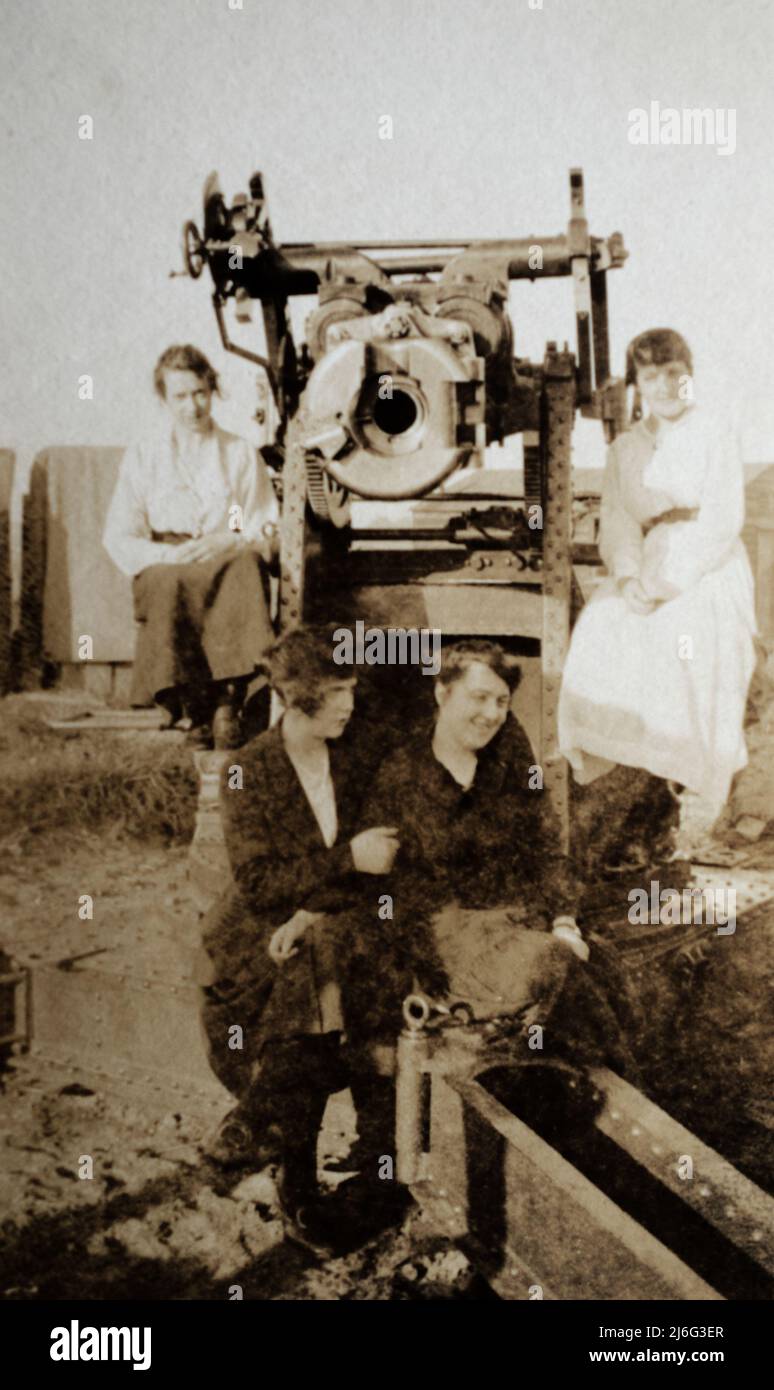 A British 3 inch anti-aircraft gun with a group of women posing at the guns breech, taken about the end of the First World War. Stock Photo