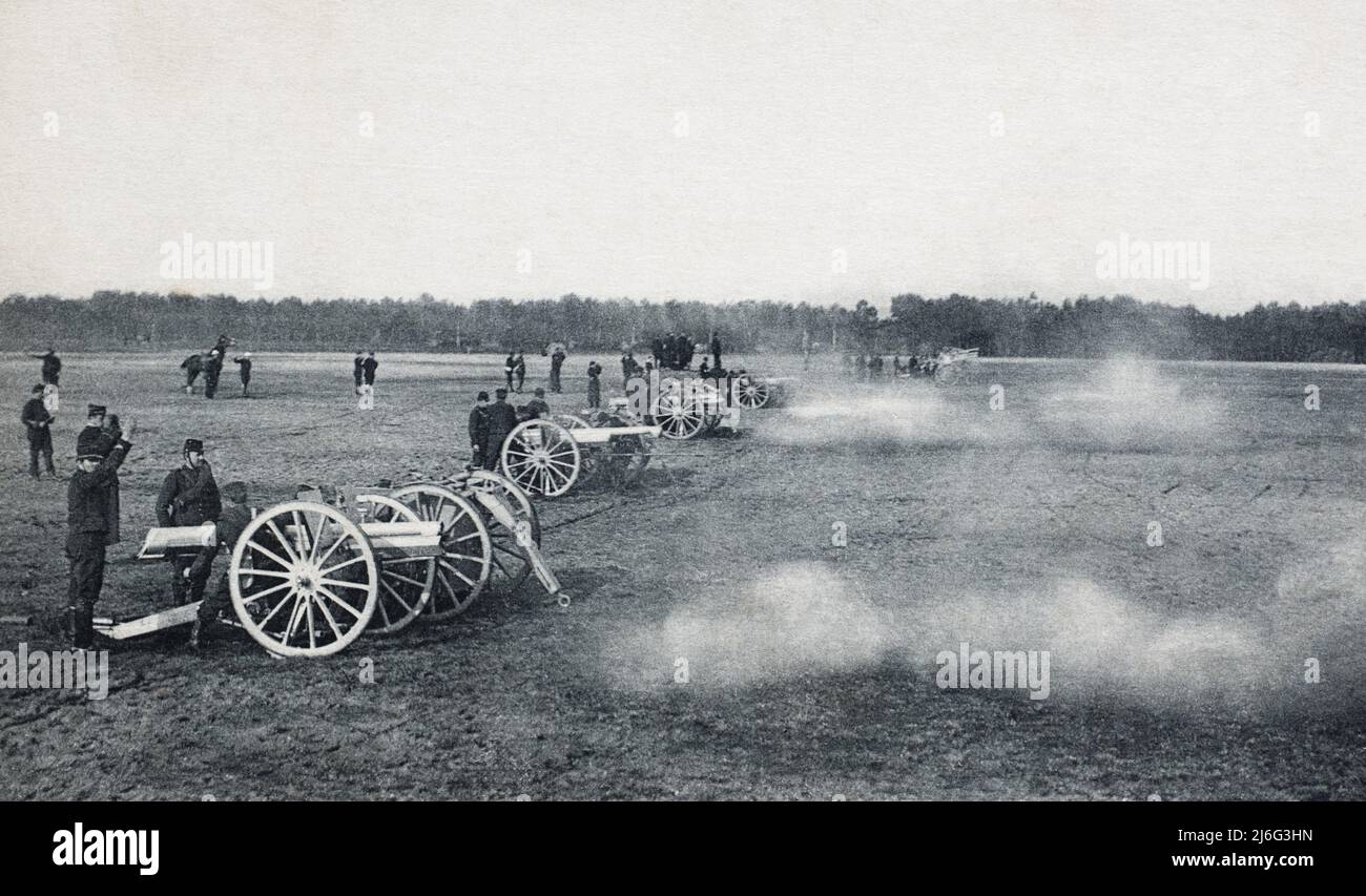 A French artillery battery of Canon de 75 modèle 1897 firing in Le Mans, France, during the First World War, c.1916. Stock Photo