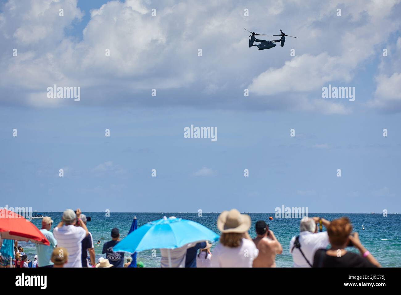 Fort Lauderdale, FL, USA. 1st May 2022. 2022 Fort Lauderdale Air Show. Air Show  returns to Fort Lauderdale on April 30 – May 1, 2022 as the Fort Lauderdale Air Show soars once again featuring the U.S. Air Force Thunderbirds. U.S. Air Force fighter jet demonstration teams aboard the F-22 Raptor, F-35 Lighting II, F-16 Viper and A-10 Thunderbolt II. Credit: Yaroslav Sabitov/YES Market Media/Alamy Live News Stock Photo