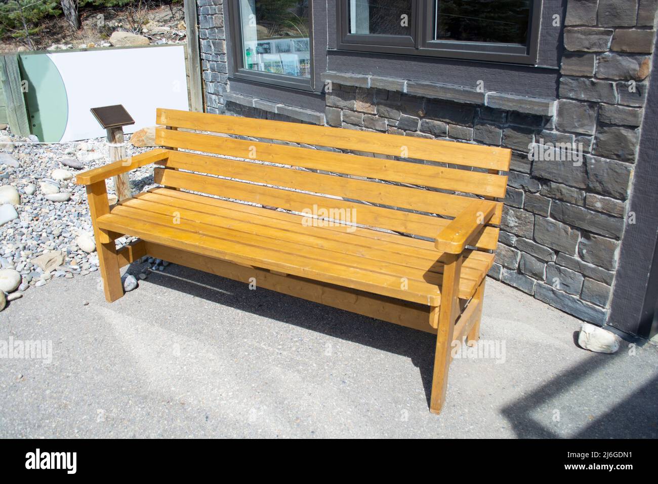 Wood bench seating at park visitor centre building Stock Photo - Alamy