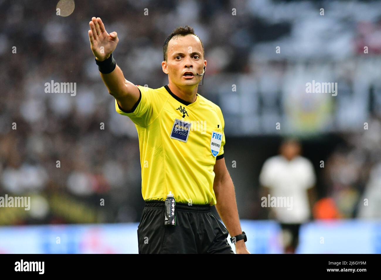 SÃO PAULO, BRASIL - MAY 1: Referee Savio Pereira Sampaio during Campeonato Brasileiro Série A 2022 match between S.C. Corinthians and Fortaleza at Neo Quimica Arena on May 1, 2022 in Sao Paulo, Brazil. (Photo by Leandro Bernardes/PxImages) Stock Photo