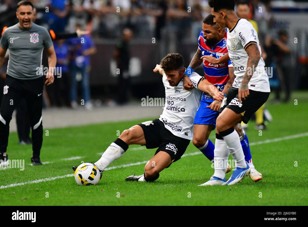 SÃO PAULO, BRASIL - MAY 1: Rafael Ramos of S.C. Corinthians fights for the ball with Romarinho of Fortaleza during Campeonato Brasileiro Série A 2022 match between S.C. Corinthians and Fortaleza at Neo Quimica Arena on May 1, 2022 in Sao Paulo, Brazil. (Photo by Leandro Bernardes/PxImages) Stock Photo