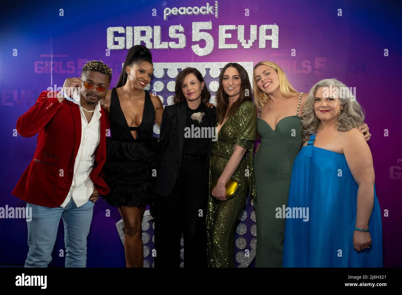 (L-R) Jeremiah Craft, Renee Elise Goldsberry, Meredith Scardino, Sara Bareilles, Busy Phillips, and Paula Pell attend  the Peacock premiere event of GIRLS5EVA at The Roxy Hotel in New York, New York, on Mai 1, 2022. (Photo by Gabriele Holtermann/Sipa USA) Stock Photo