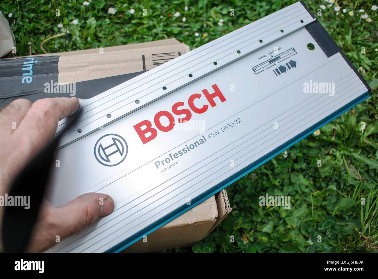 Paris, France - Apr 29, 2022: Worker male hand pointing at the Bosch  Professional guide rail with 32 hole layout, 1600 mm long model FSN 1600 32  right after unboxing Stock Photo - Alamy