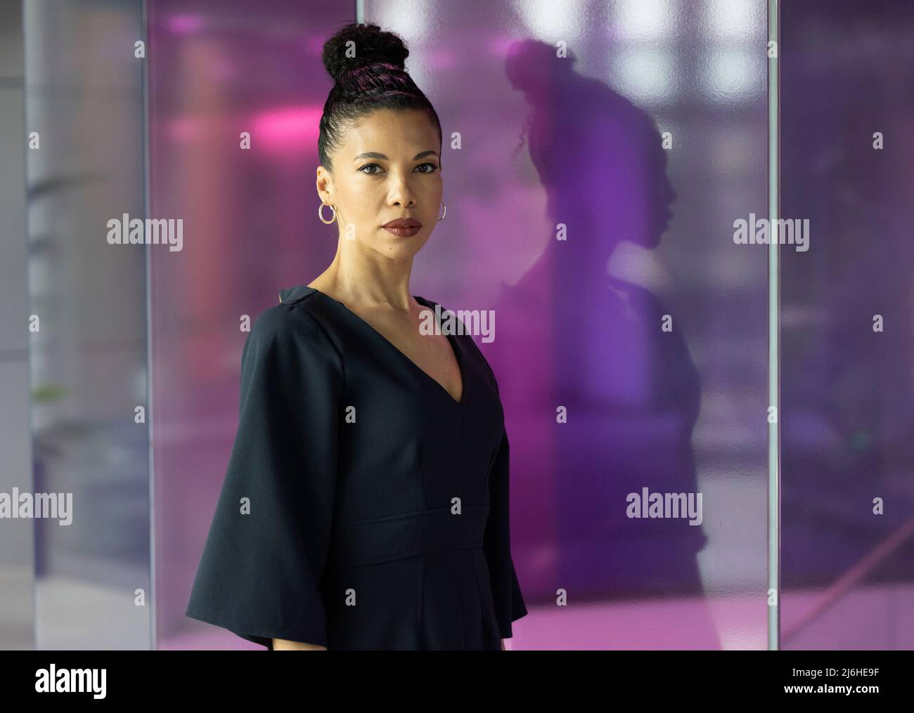 Natali N bilan porno onlayn tomosha qiling Yigitni sikayotgan yigitning videosini tomosha qiling.