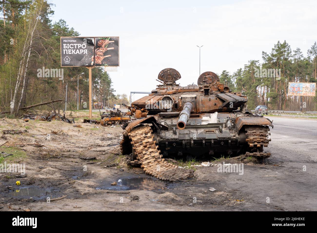 T-72 Tanks lay beside one of the main roads into Kyiv in April 2022 Stock Photo