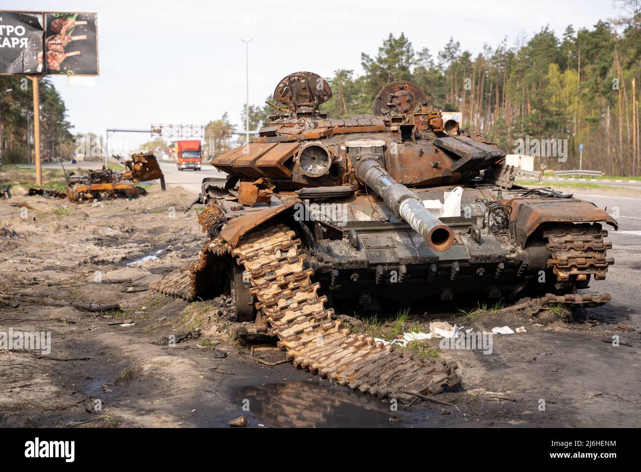 T-72 Tanks lay beside one of the main roads into Kyiv in April 2022 Stock Photo