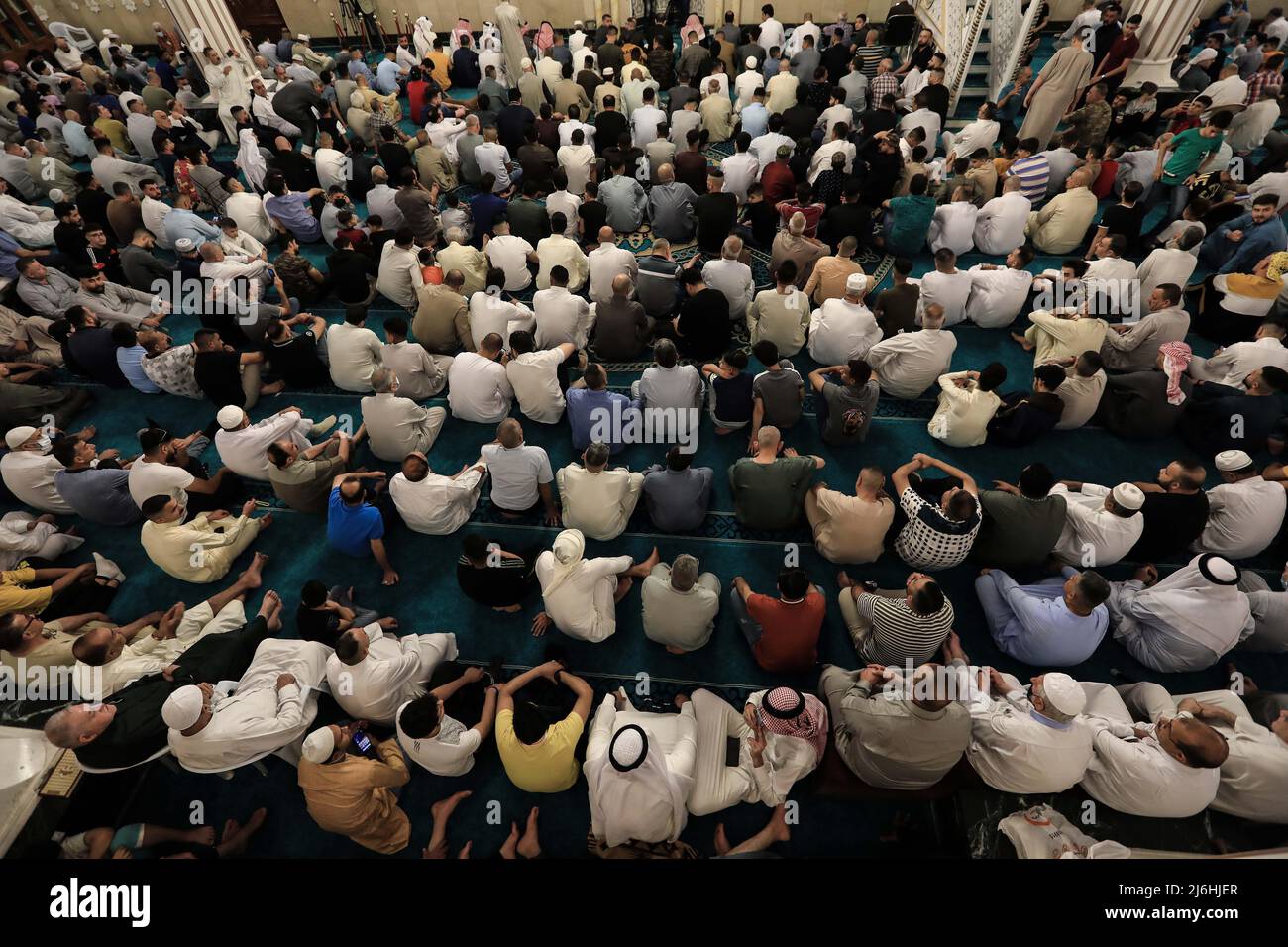 02 May 2022, Iraq, Baghdad: Iraqi worshippers perform Eid al-Fitr prayer, which marks the end of the Muslim holy month of Ramadan, at Abu Hanifah an-Nu'man Mosque in the al-Adhamiyah district of northern Baghdad. Photo: Ameer Al-Mohammedawi/dpa Stock Photo