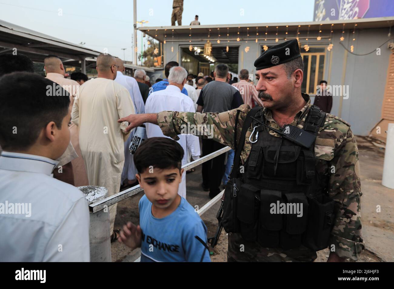 02 May 2022, Iraq, Baghdad: Iraqi worshippers arrive at Abu Hanifah an-Nu'man Mosque in the al-Adhamiyah district of northern Baghdad to perform Eid al-Fitr prayer, which marks the end of the Muslim holy month of Ramadan. Photo: Ameer Al-Mohammedawi/dpa Stock Photo