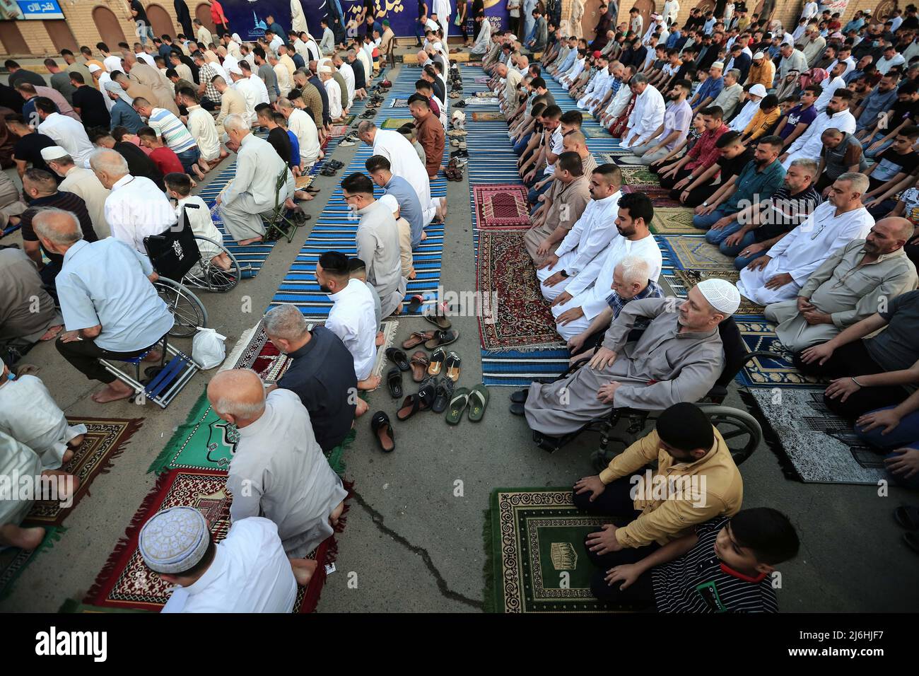 02 May 2022, Iraq, Baghdad: Iraqi worshippers perform Eid al-Fitr prayer, which marks the end of the Muslim holy month of Ramadan, at Abu Hanifah an-Nu'man Mosque in the al-Adhamiyah district of northern Baghdad. Photo: Ameer Al-Mohammedawi/dpa Stock Photo