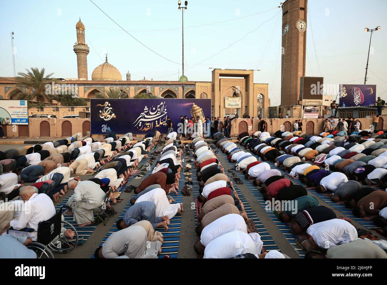 02 May 2022, Iraq, Baghdad: Iraqi worshippers perform Eid al-Fitr prayer, which marks the end of the Muslim holy month of Ramadan, at Abu Hanifah an-Nu'man Mosque in the al-Adhamiyah district of northern Baghdad. Photo: Ameer Al-Mohammedawi/dpa Stock Photo