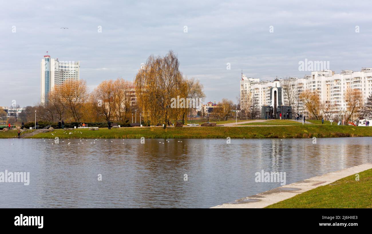 Minsk, Belarus, 04.11.21. Island of Tears on Svislach river in Upper City Minsk with Sons of the Fatherland monument and Soviet architecture. Stock Photo