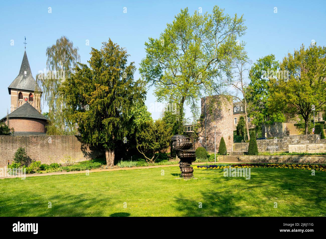Deutschland, NRW, Kreis Heinsberg, Wassenberg, Blick über den Stadtpark, rechts die kaholische Kirche St. Georg Stock Photo