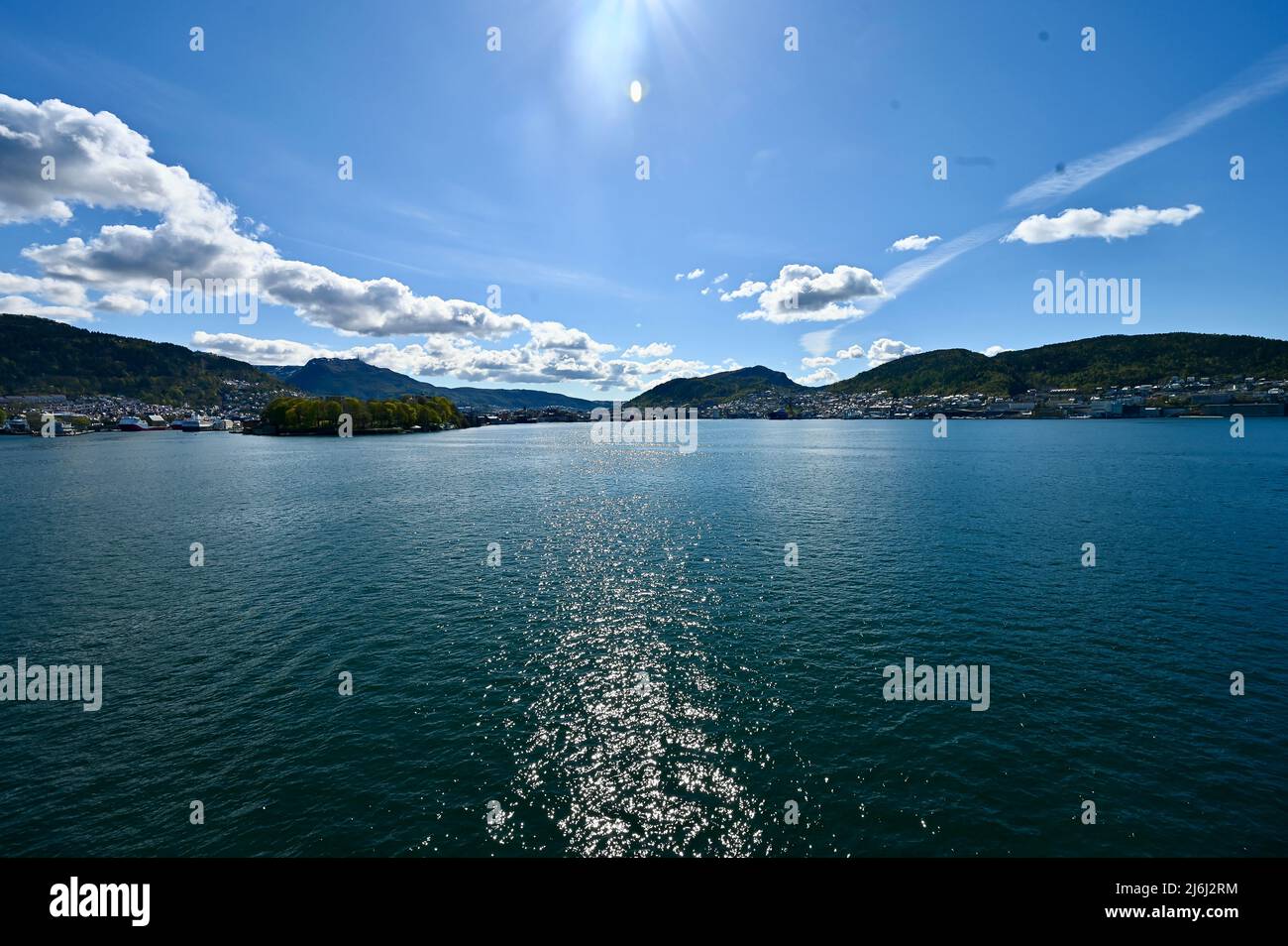wunderschöne WasserreflexionenDurchquerung eines norwegischen Fjords Stock Photo