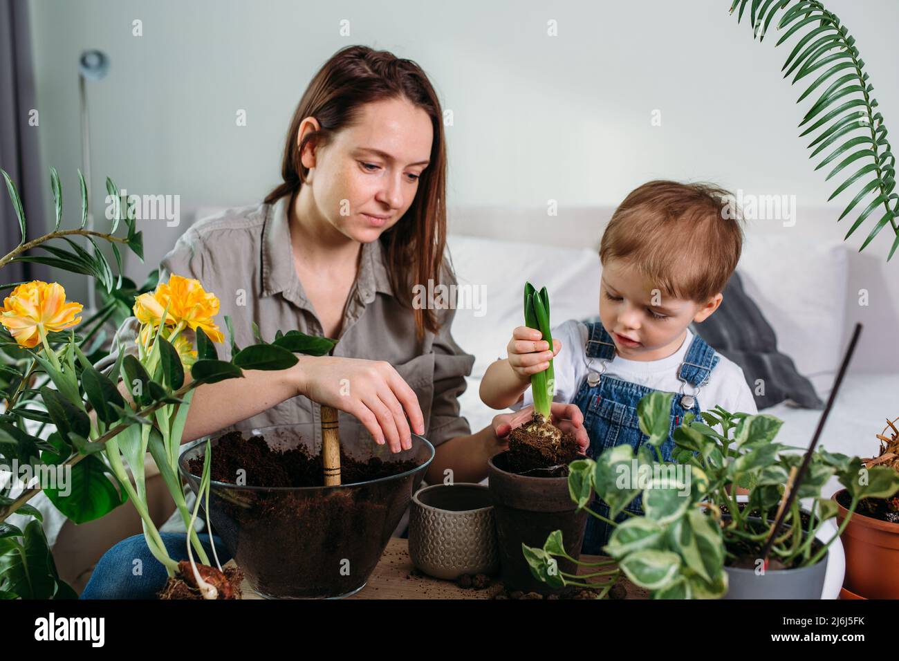 Mom and child gardening hi-res stock photography and images - Alamy