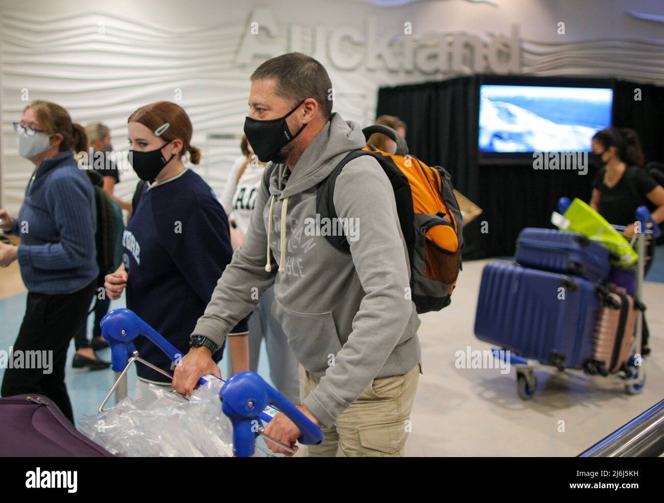(220502) -- AUCKLAND, May 2, 2022 (Xinhua) -- People arrive at Auckland International Airport in New Zealand, May 2, 2022. From midnight Sunday, New Zealand's borders have opened to visitors from 60 visa waiver countries for the first time since closing its international borders in March 2020 over COVID-19. (Photo by Zhao Gang/Xinhua) Credit: Xinhua/Alamy Live News Stock Photo
