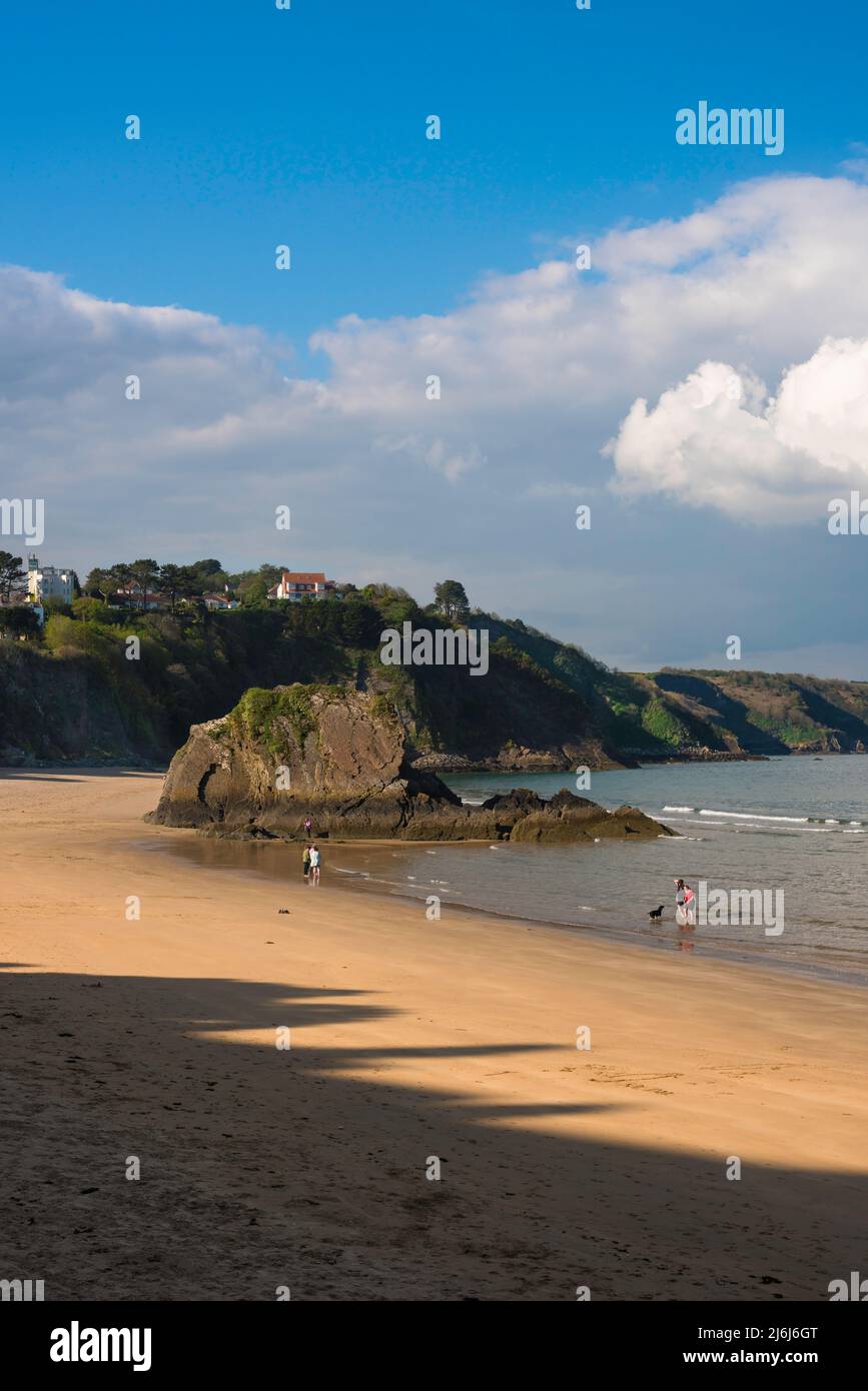 Tenby North Beach, view in late spring of North Beach in Tenby with its distinctive rock formation -Goskar Rock - sited on the beach, Pembrokeshire. Stock Photo