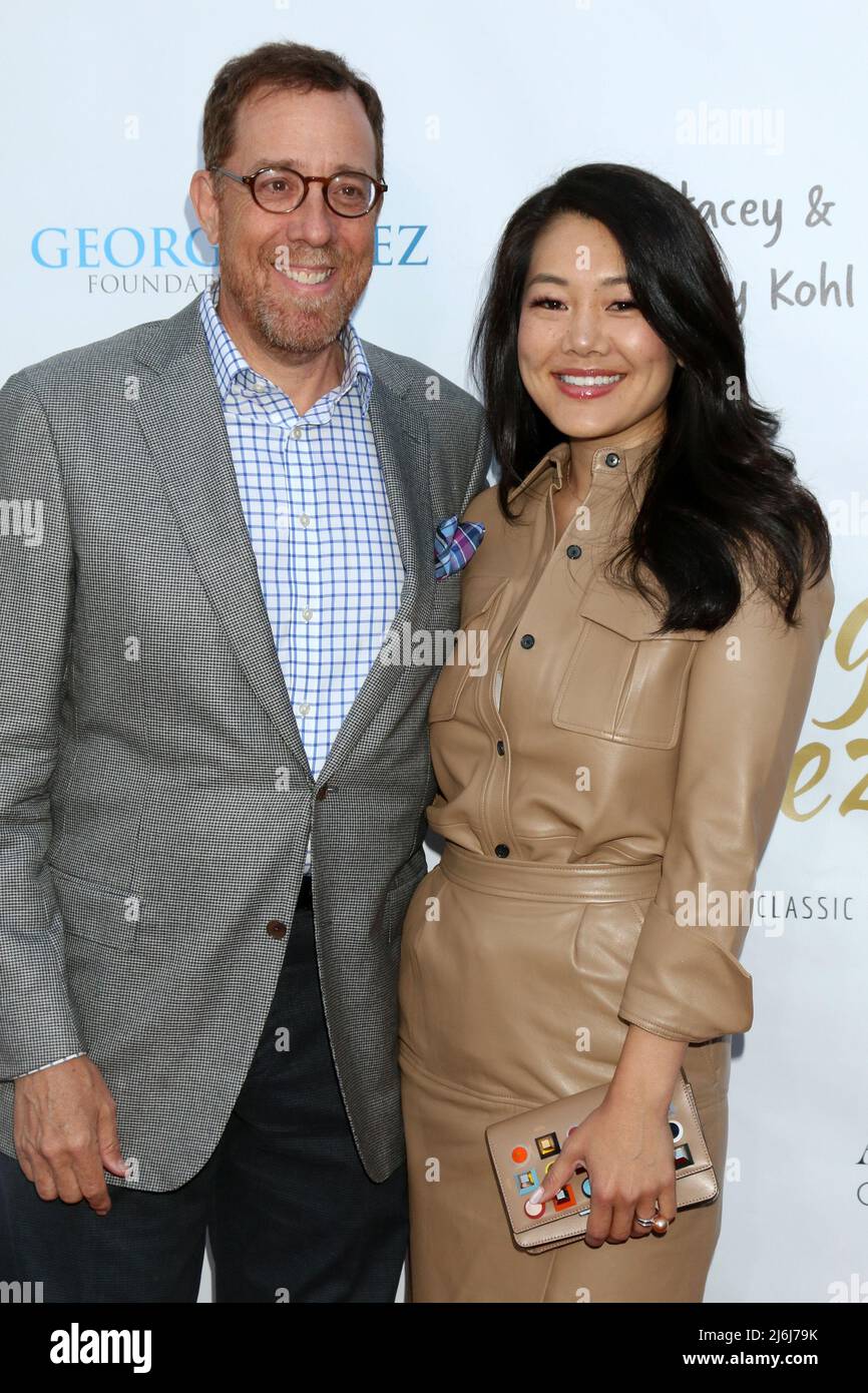 LOS ANGELES - MAY 1: Rob Minkoff, Crystal Kung Minkoff at the George