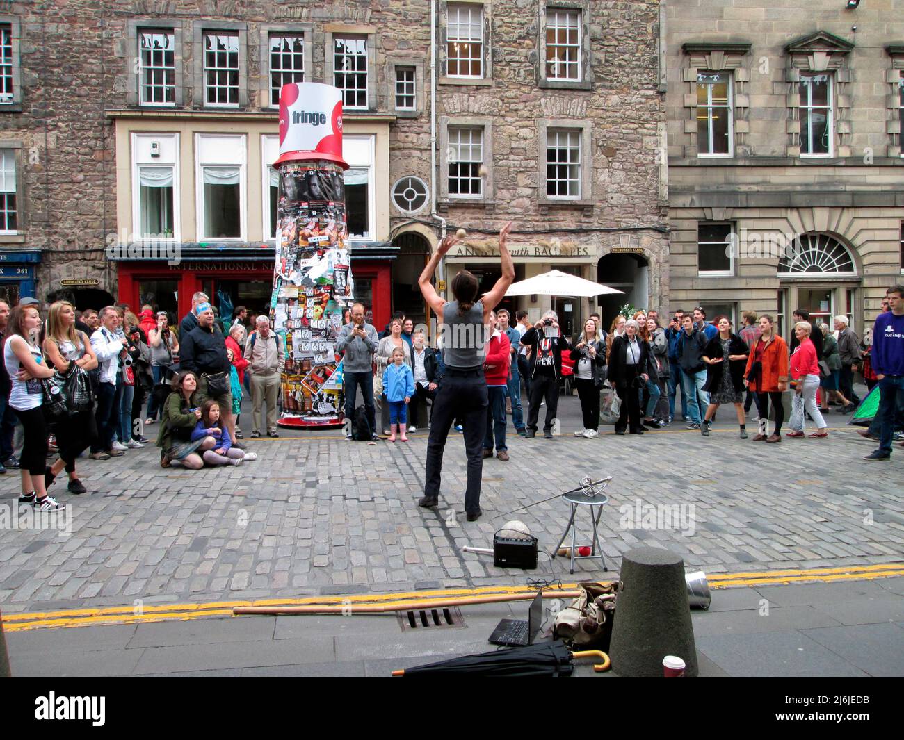 ROYAL MILE. EDINBURGH. SCOTLAND. 19-08-13.  The Fringe on the Royal Mile,  a juggler gathers a crowd. Stock Photo