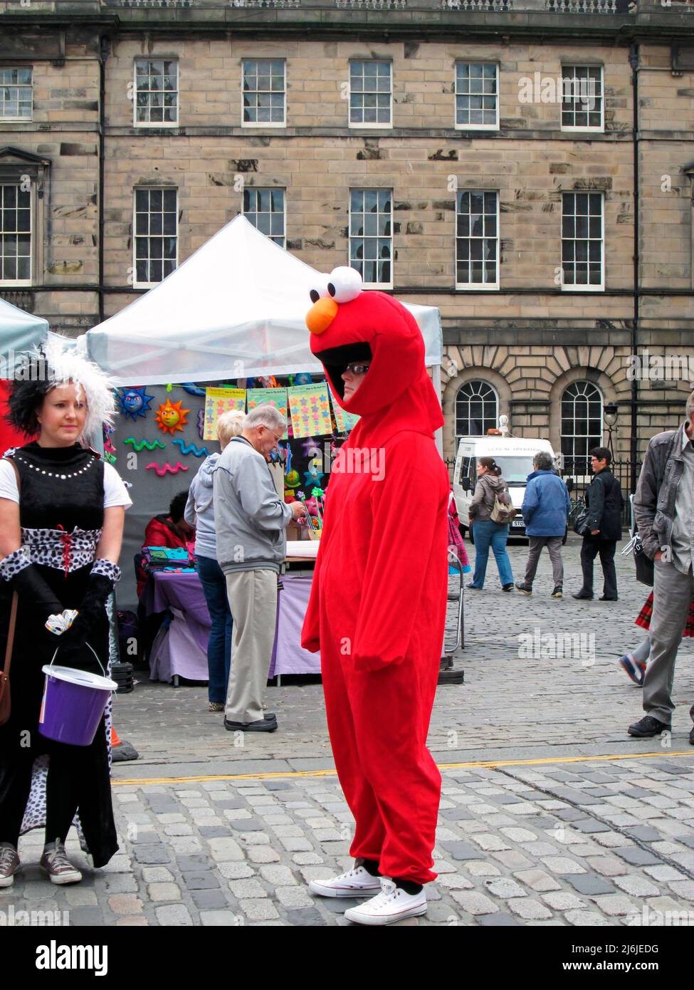ROYAL MILE. EDINBURGH. SCOTLAND. 19-08013. All things, all shapes and all characters can be seen at Fringe time oin the Royal Mile. Stock Photo