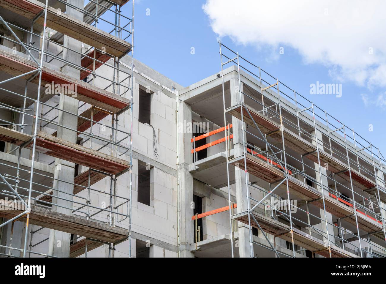 Shell of a multi-family house with scaffolding in Bad Homburg (Vickers - Areal) near Frankfurt am Main Stock Photo