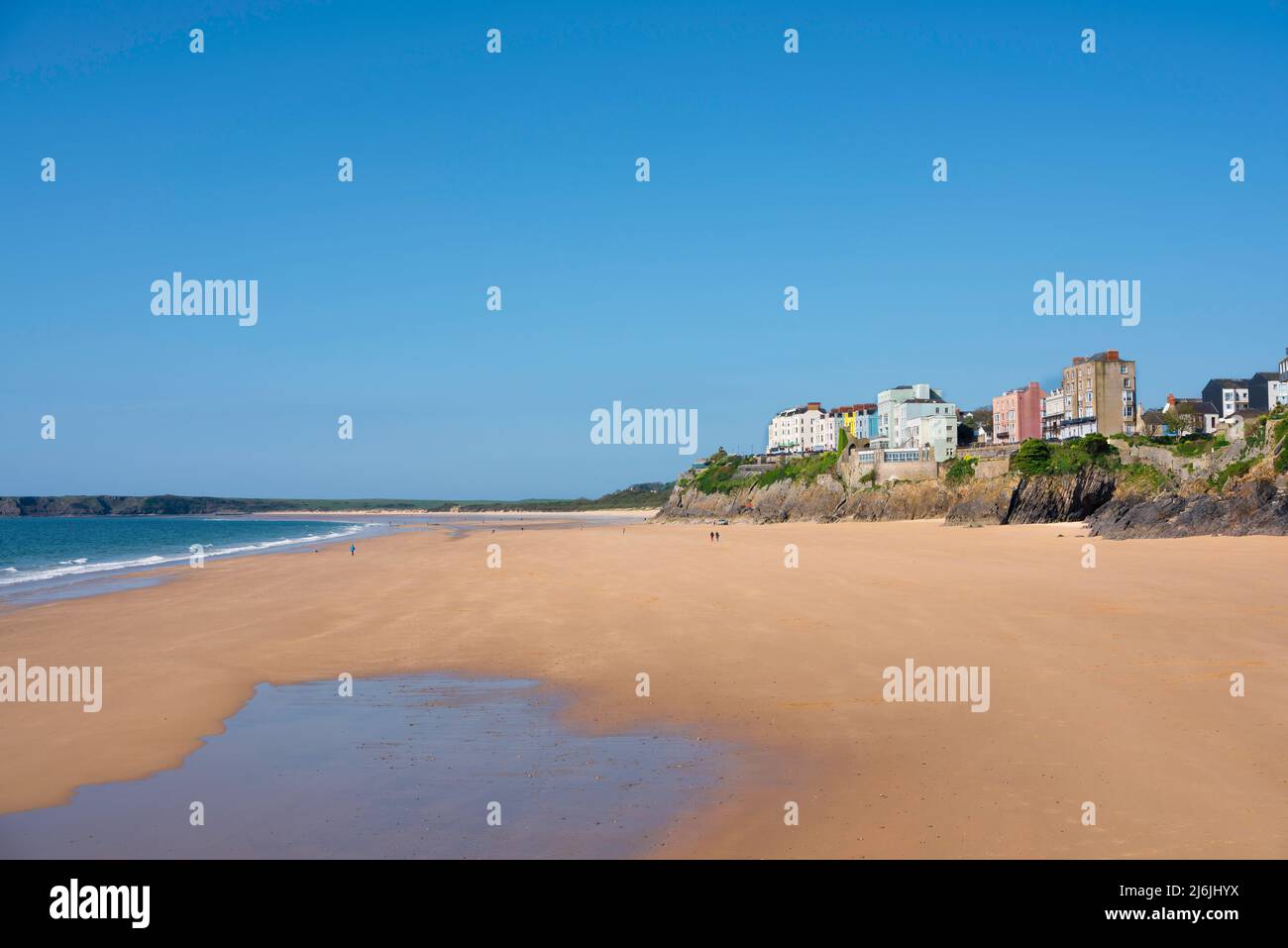 Tenby South Beach, view in summer of South Beach -an attractive 1.5km stretch of sandy beach - in Tenby, Pembrokeshire, Wales Stock Photo