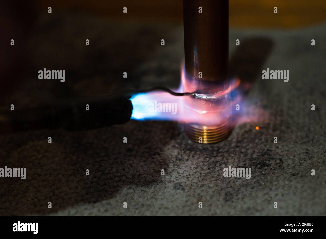 copper-soldering-installation-process-and-soldering-of-copper-pipes-to