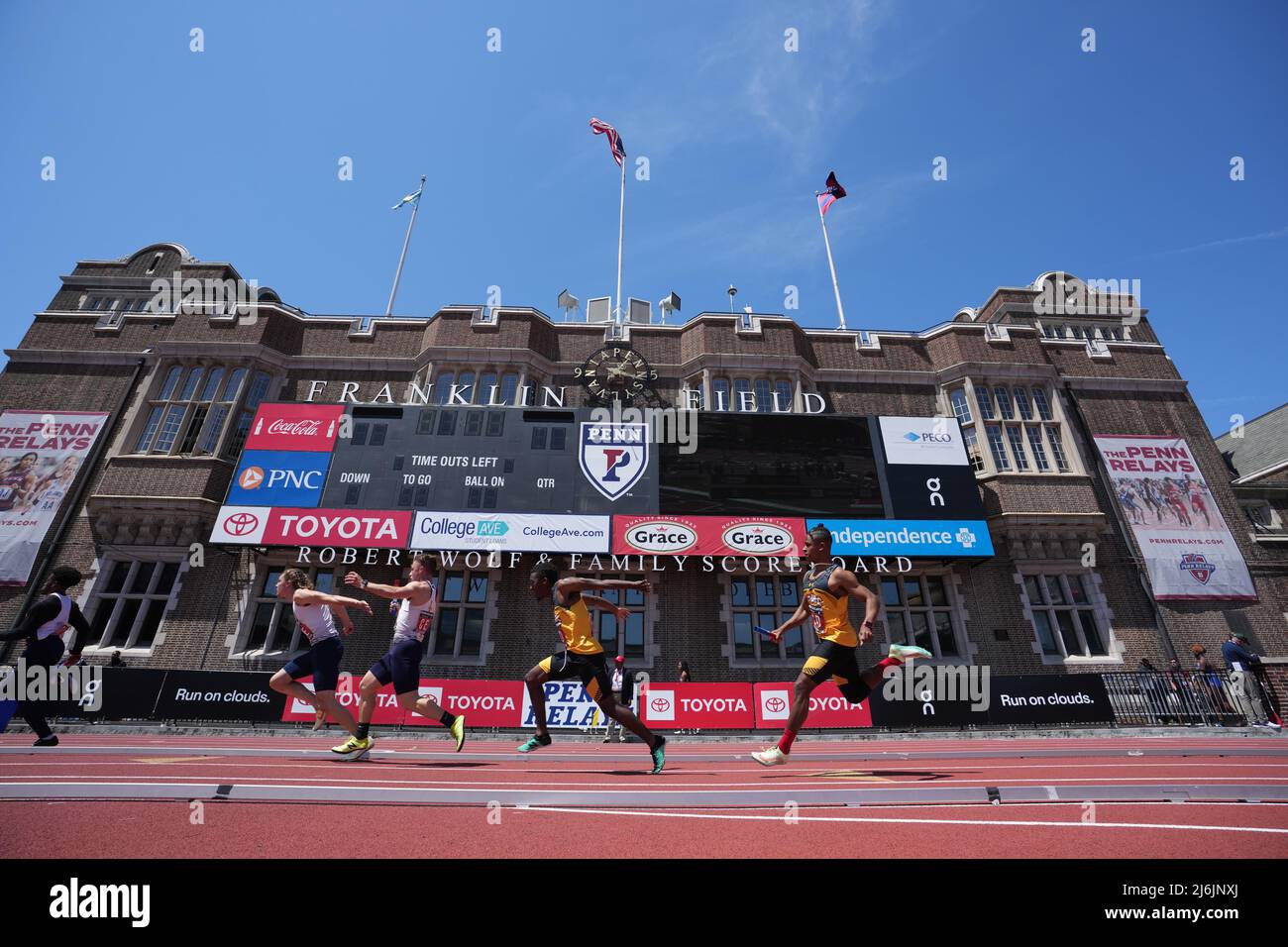 A general overall view of the handoff in a 4 x 100m relay heat during